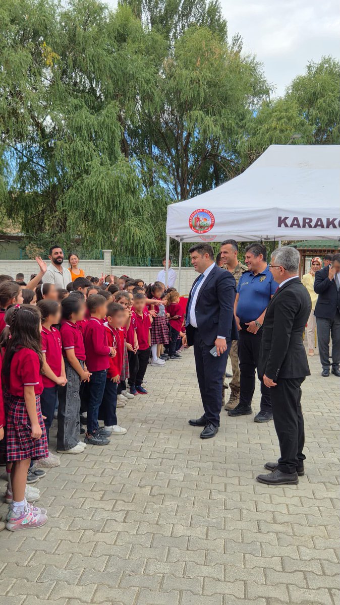 tckarakocan23's tweet photo. Program, öğrenciler tarafından hazırlanan çeşitli etkinlik ve gösterilerin sunulmasıyla devam etti. Program kapsamında, 4. sınıf öğrencisi tarafından okula yeni başlayan 1. sınıf öğrencisine Türk Bayrağı takdim edildi. https://t.co/Lc9uWqFho0