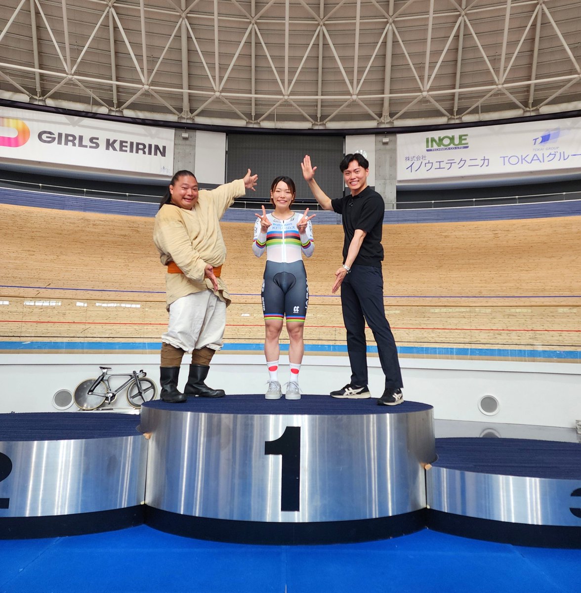 tomisakae411's tweet photo. 『アジア大会 愛知・名古屋2026』に自転車競技日本代表で出場する佐藤水菜さんと、中谷恒幹アナと🎤✨

金メダルを願って、表彰台の一番高い場所で📸🥇

日々積み重ねている努力が、良い結果につながりますように🔥

明日からの試合、全力で応援しています📣🇯🇵✨
頑張ってください🚴🔥

#VIVANT https://t.co/TF192Favij