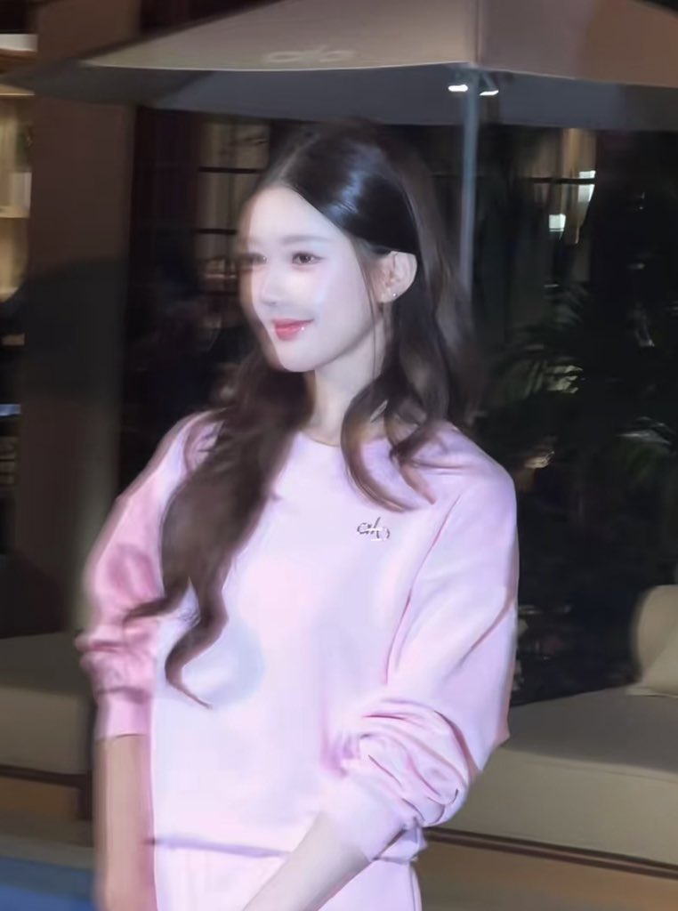 booboolili's tweet photo. 얘들아 로사가 이 상태로 작품 촬영 들어간다는 사실을 알아줘… https://t.co/gb34QxPbwM