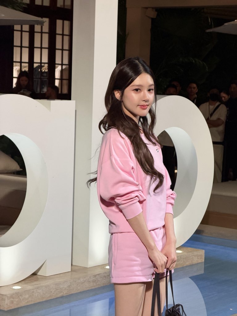 booboolili's tweet photo. 얘들아 로사가 이 상태로 작품 촬영 들어간다는 사실을 알아줘… https://t.co/gb34QxPbwM