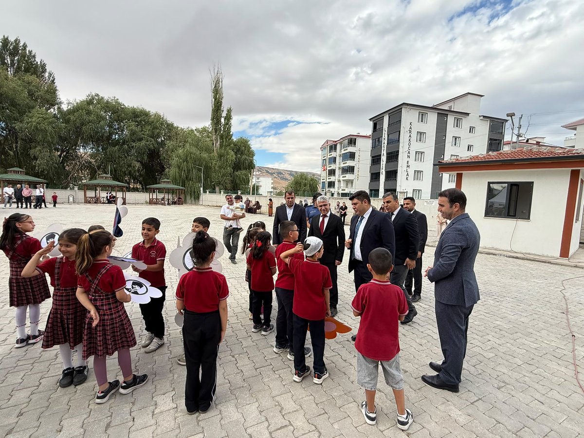 tckarakocan23's tweet photo. İlköğretim Haftası münasebetiyle düzenlenen kutlama programına Kaymakamımız Sayın Furkan SEYMAN katıldı. https://t.co/x7YMBtW7Xa
