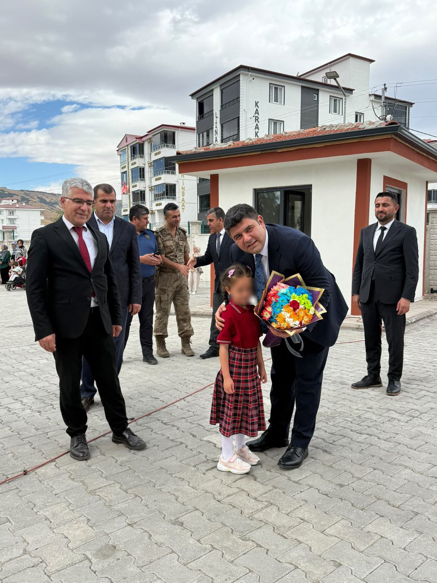 tckarakocan23's tweet photo. İlköğretim Haftası münasebetiyle düzenlenen kutlama programına Kaymakamımız Sayın Furkan SEYMAN katıldı. https://t.co/x7YMBtW7Xa