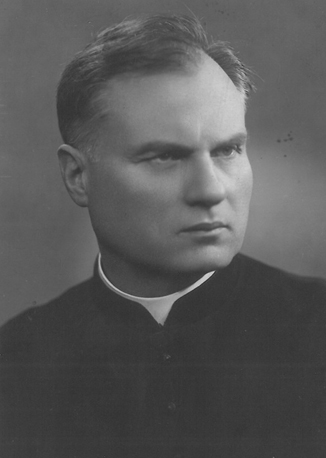 Jan34733995's tweet photo. 28.09.1943 r. - we wsi Kozaki pow. Równe, upowcy zamordowali 27-letnią Sabinę Bronowicką z kol. Wodnik;

- we wsi Nowosielce pow. Bóbrka, banderowcy napadli na plebanię i wieś, zamordowali 17 Polaków, w tym matkę księdza i gospodynię.
Były to Helena Dacowa lat 54 i Aniela Starzewska lat 51. 
Ksiądz Roman Daca (zdj.), w okresie II wojny światowej kapelan Lwowskiego Okręgu AK, proboszcz zdążył skryć się na czas i uszedł z życiem.
Był ukryty w skrytce pod podłogą;

https://t.co/ge8ycERI7C

- we wsi Połonice pow. Stryj, zostali zamordowani - Śladek Władysław kasjer nadleśnictwa wraz z rodziną;

- w kol. Zborów pow. Dubno zamordowali 4 Polaków;

- w leśniczówce Zubrzyca pow. Turka zostało spalonych żywcem w leśniczówce 16 Polaków.
Znamy nazwiska pomordowanych.
Został zamordowany m. in. Jan Ślama wraz z żoną Janiną, Pachla Bronisław, żona jego Bronisława i córka Janina, Olejewska Maria, urzędniczka lasowa, Dziuk Józef, Stepan Stanisław, gajowy;

https://t.co/Li45o04lWx

- we wsi Uście Zielone pow. Buczacz, zamordowali 1 Polaka.

Krzycz, Polsko!🇵🇱
Krzycz o ukraińskim ludobójstwie!

A ktoś się waży krzyknąć -"Slava Ukrainie, Herojam slava, Smert' Lacham!"?
No, właśnie...

Panu @donaldtusk tweet ten dedykuję - ku opamiętaniu się!
