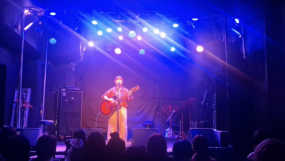 junkbox108's tweet photo. 土曜日は #シアーライブ でした！
ベストアクト投票2位でした。聴いてくれた方、投票してくださった方、お声をかけてくださった方、皆さまありがとうございました！☺️
歌もギターもほんとに課題だらけなんですけども……でも、あの7分間の世界観や雰囲気はけっこう作れてたと、思う！(手前味噌ｺﾈｺﾈ https://t.co/XkrUEF4bRL