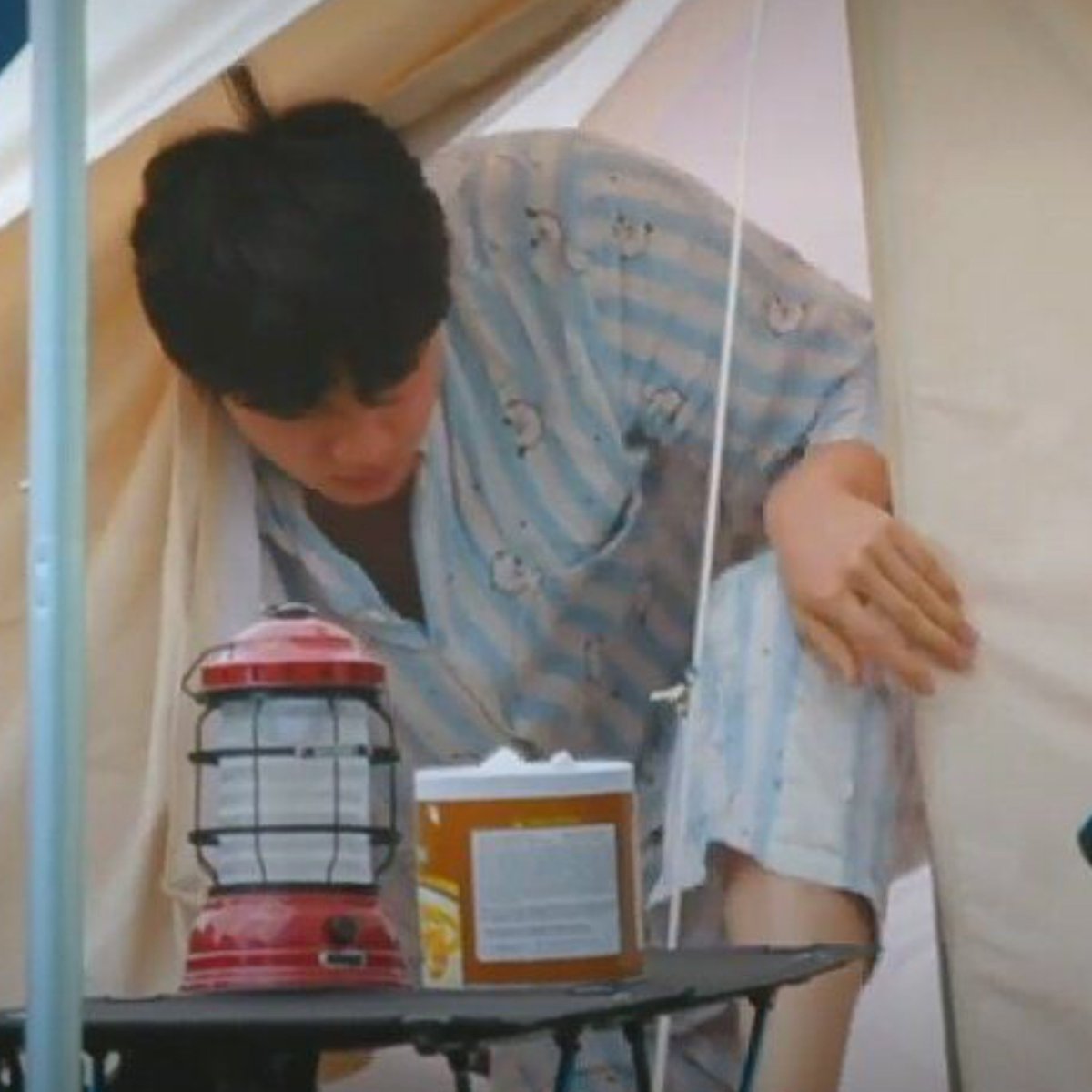 jwanbro's tweet photo. his ass goes on vacation and sleeps in some damn tent and suv im crying get this man a heater https://t.co/i6LEWUhKTV