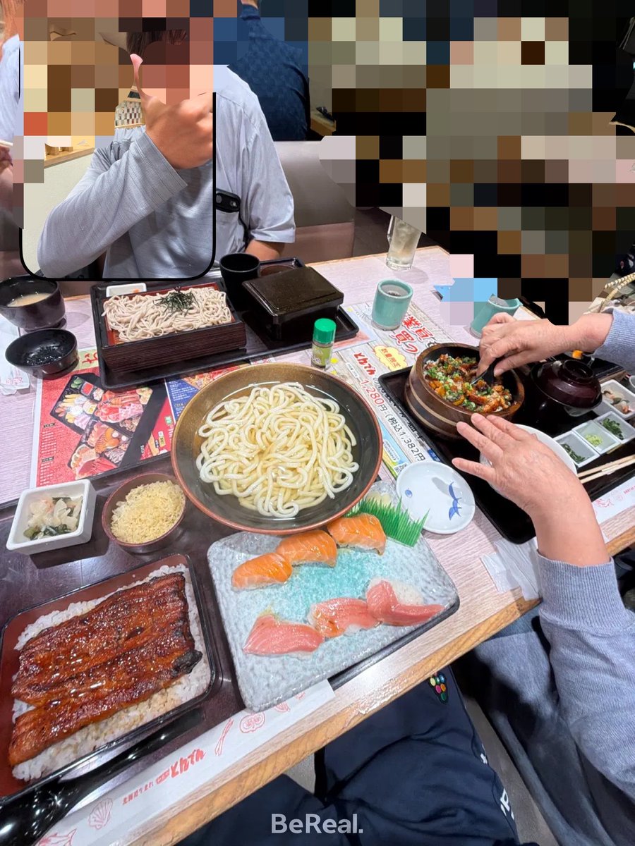 kamitani1519's tweet photo. 家族でご飯を食べてた噛み谷です🍚

昨日は294日連続目標達成でき来てくれてありがとうございます❣️

今日は定時の《《22時15分～》》配信します❕

今日も定時から忘れずに来て月曜日の疲れを癒して聞いて今日も兵長と楽しんできいてくれたら嬉しいです‼️

ご飯美味しかった🍣

#Spoon #噛みリス https://t.co/PHgMeMyXLV