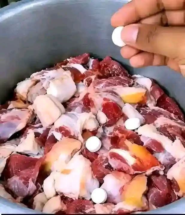 Sergeireng25's tweet photo. 🔴Pourquoi CERTAINES personnes ajoutent-elles du paracétamol  💊 à la viande pendant la cuisson ? https://t.co/AX0mHivbcK
