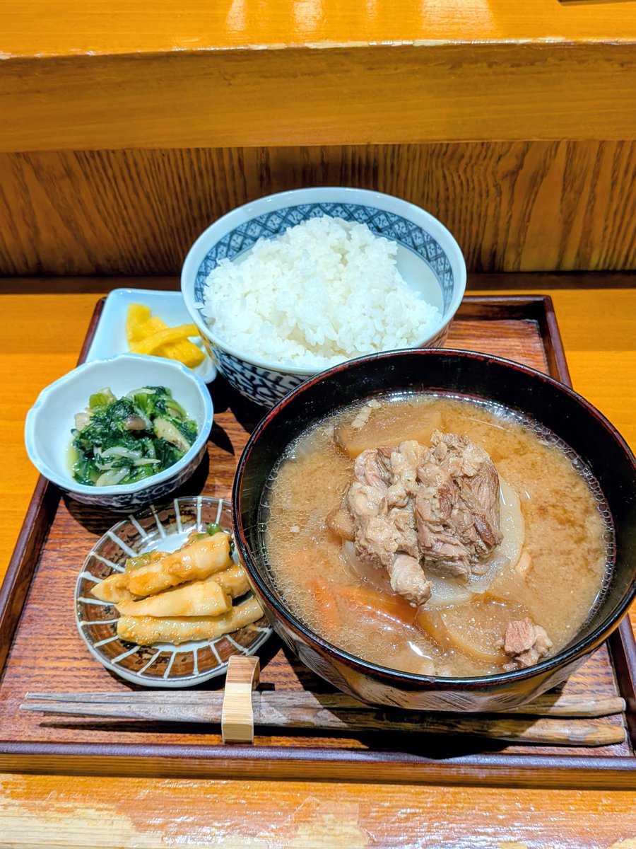 tokyo_lunch_kun's tweet photo. #壌大手町 （大手町）

夜は立ち飲みになる、これからの寒い時期に推したい豚汁ランチ✨️大きな大根にお肉、野菜と盛り沢山！
ご飯は大盛・おかわりどちらも無料👏
豚汁好きは是非👍️ https://t.co/dYRq4FFsLH