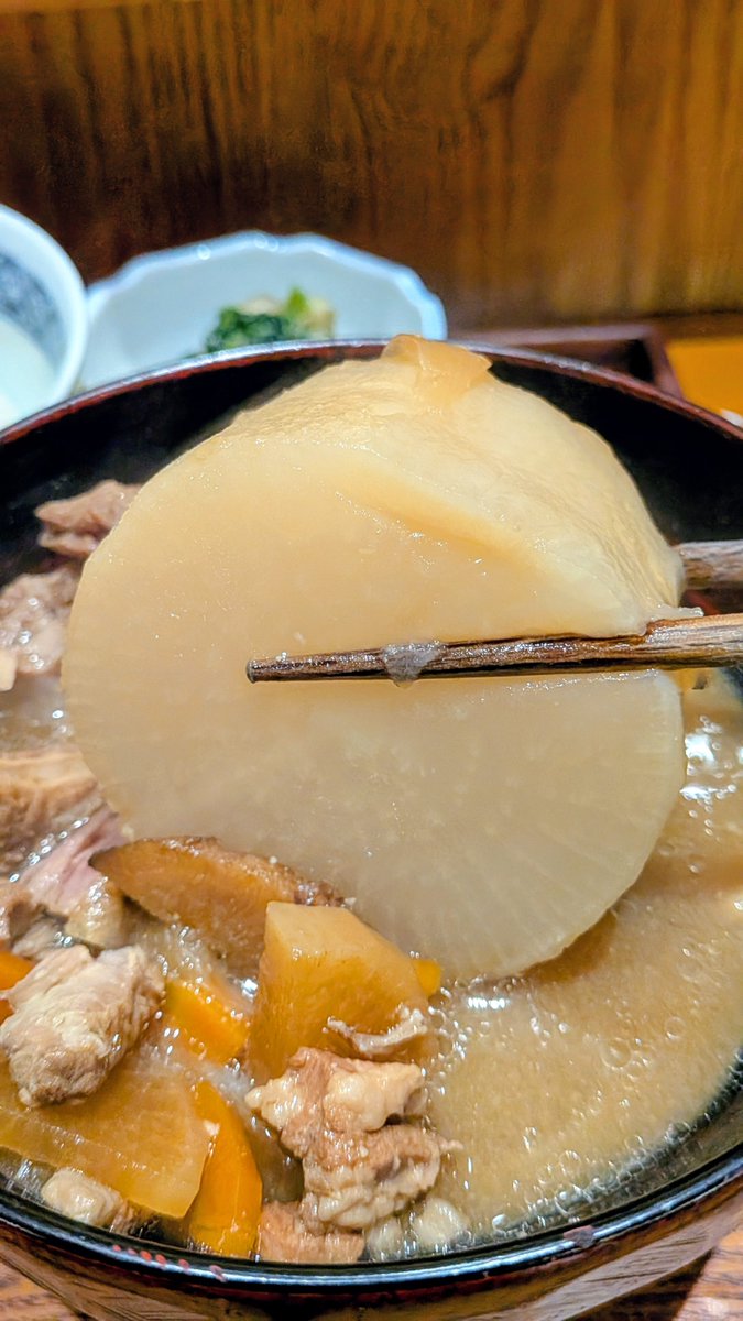 tokyo_lunch_kun's tweet photo. #壌大手町 （大手町）

夜は立ち飲みになる、これからの寒い時期に推したい豚汁ランチ✨️大きな大根にお肉、野菜と盛り沢山！
ご飯は大盛・おかわりどちらも無料👏
豚汁好きは是非👍️ https://t.co/dYRq4FFsLH