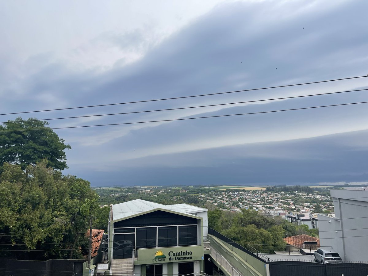 TheNaderMike's tweet photo. Insane shelf cloud moving in Santa Rosa, RS https://t.co/LI7LL4hPTn