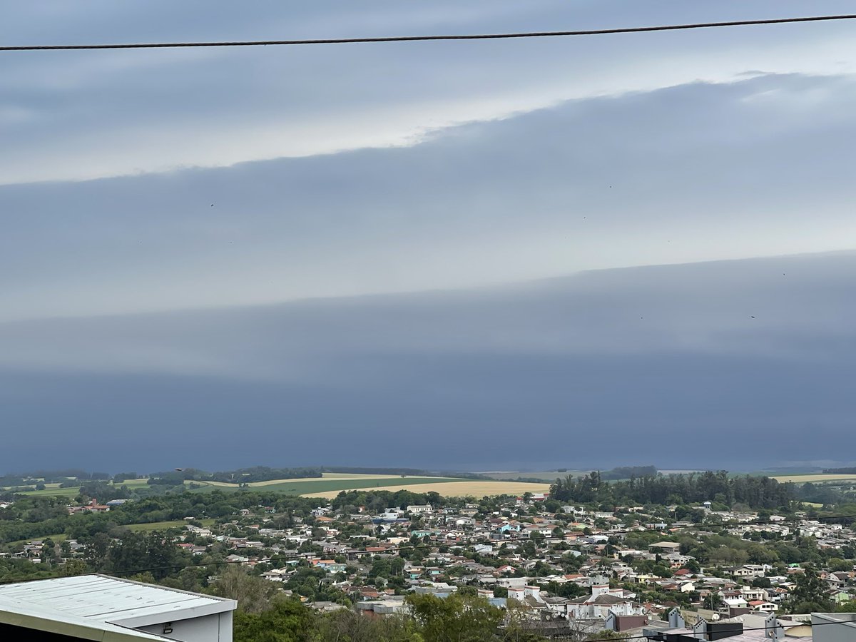 TheNaderMike's tweet photo. Insane shelf cloud moving in Santa Rosa, RS https://t.co/LI7LL4hPTn