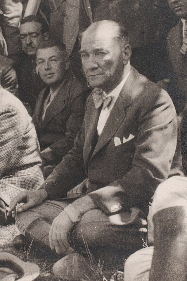 SMEYDAN's tweet photo. Atatürk, 103 yıl önce uyarmıştı.👇

“Bizi yanlış yola sevk eden habisler (kötülükler), bilirsiniz ki çok kere din perdesine bürünmüşler, saf ve temiz halkımızı hep şeriat sözleriyle aldatagelmişlerdir. Tarihimizi okuyunuz, dinleyiniz, görürsünüz ki milleti mahveden, esir eden, harap eden fenalıklar hep din kisvesi altındaki küfür ve melanetten (kötülükten) gelmiştir." 

(Gazi Mustafa Kemal Atatürk, 16 Mart 1923)

Kaynak: Hâkimiyeti Milliye, 21 Mart 1923