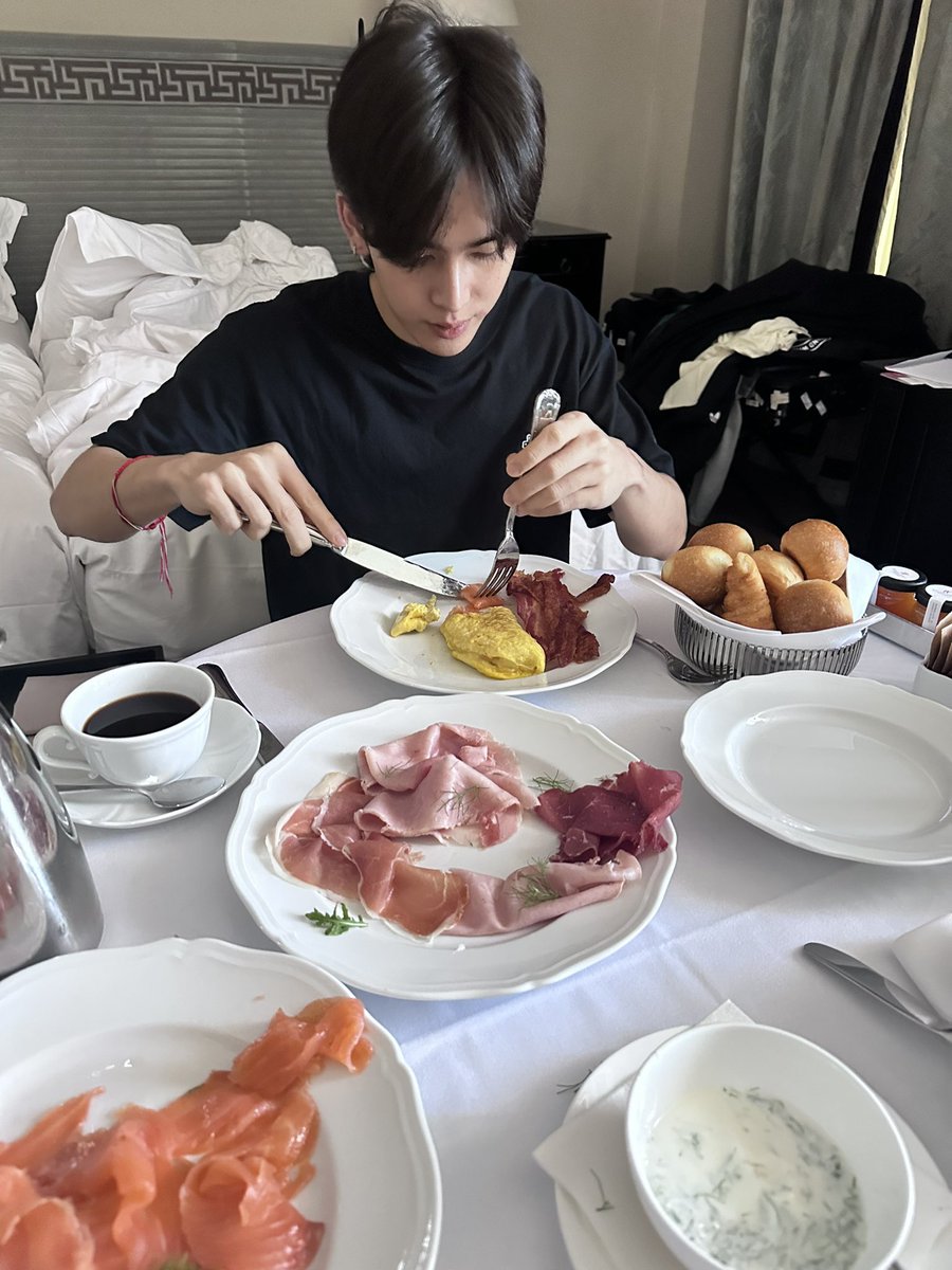 yaya_isyaya's tweet photo. 🖤: waktu kita pergi ke Italy, kita tinggal bareng kan?
🤍: iya bener
💬: biasanya kalau kalian sharing kamar waktu kerja di luar negeri, kalian punya pembagian sisi tempat tidur ga? Kayak yang satu tidur di sebelah kiri dan yang satu di sebelah kanan?
🤍: punya. Aku tidur di sebelah dia
🖤: (bangga banget sambil nepuk-nepuk dadanya lol)

//waktu di Rome emang PerthSanta sharing kamar dan tidur sebelahan kan? Mereka makannya juga pakek room service wkwk

GRABFOOD WITH PERTHSANTA

#GrabFoodถูกกว่าชัวร์xPERTHSANTA