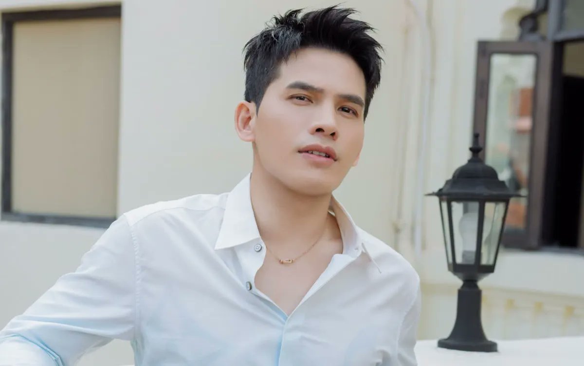 Eloisesix's tweet photo. Clip Quốc Thiên bị khán giả nữ cầu hôn trên sân khấu đang gây sốt trên TikTok. Khoảnh khắc nữ fan ôm hoa, quỳ xuống khiến nam ca sĩ bối rối, nhưng Quốc Thiên nhanh chóng đỡ cô dậy và giao lưu duyên dáng. https://t.co/Qzp0FonO03