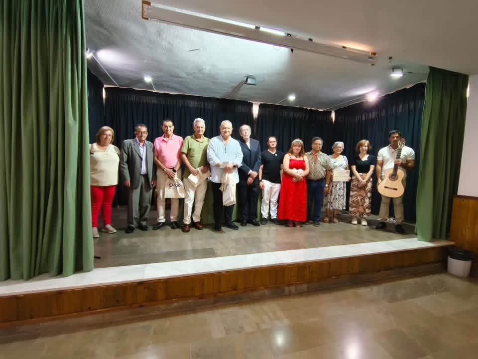 Ajuareza's tweet photo. De vuelta a casa con los objetivos cumplidos.
El más importante ha sido la consolidación del “concurso de poesía Leonor Almendros”junto al reconocimiento a la fuerza, creatividad y los sueños de Leonor Almendros.   “Mi Madre” 
Que si le ha llegado? 
No soy muy creyente pero estoy seguro que si y le ha llegado la energía de muchos/as que hemos puesto nuestro tiempo y el corazón ♥️,ella es una más de la generación de artistas,que han vivido y viven en la Alpujarra.