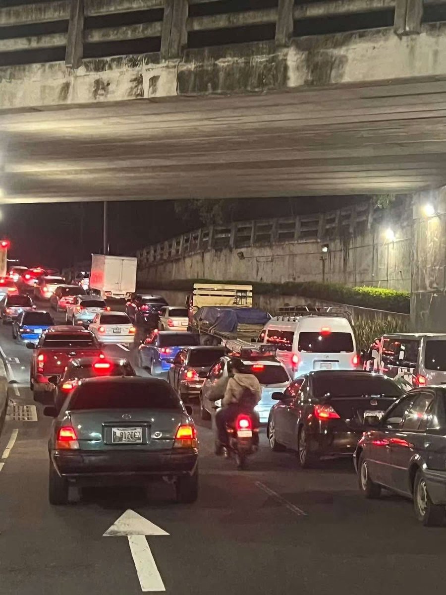 Jaaaz___'s tweet photo. Camión vuelca en el puente El Naranjo con dirección a El Periférico. 

Carriles quedan bloqueados. https://t.co/r2I7Ujh9Oh