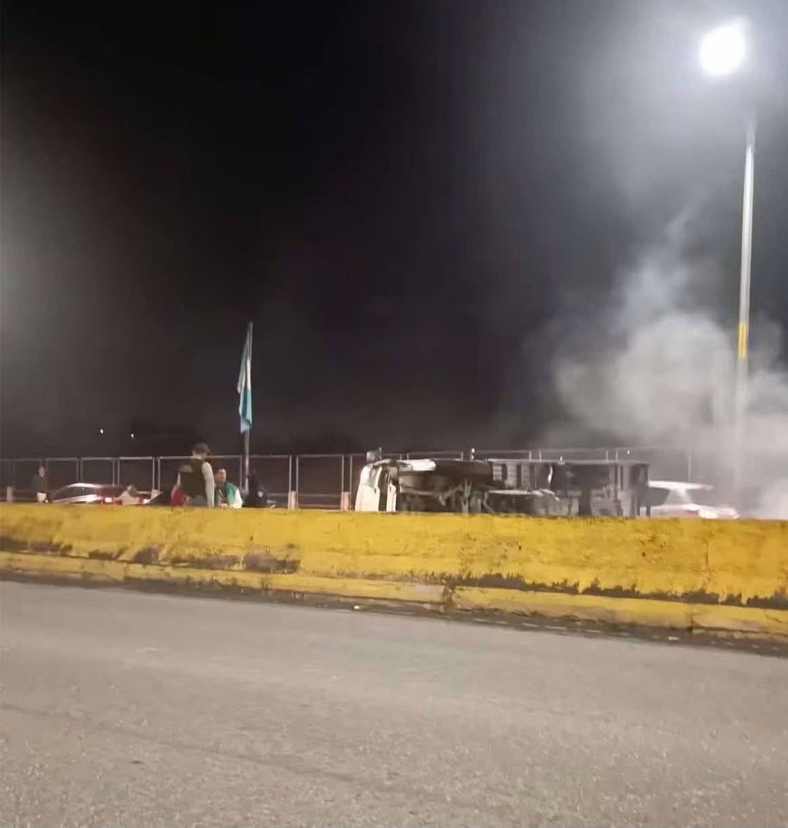 Jaaaz___'s tweet photo. Camión vuelca en el puente El Naranjo con dirección a El Periférico. 

Carriles quedan bloqueados. https://t.co/r2I7Ujh9Oh