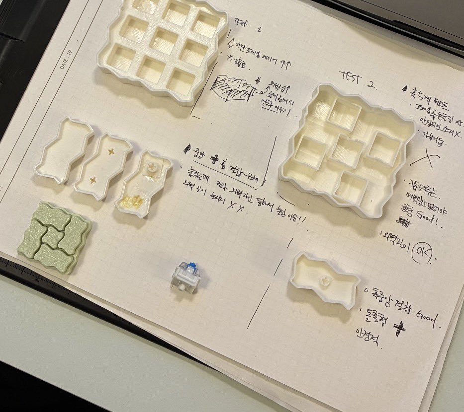 studio__whynot's tweet photo. 요즘 평범한 사물이 너무 좋다... 
이를테면 보도블록,,..

몇주전 ‘보도블록 클리커’ 컨셉을 게시했는데,
한 3D디자이너님이 연락 주셔서
상상이 정말 실현되고 있다.

AI로 가볍게 만든 이미지 한 장이,
물성을 갖게 되기까지...의 과정이 너무 짜릿하다. https://t.co/MQ11tTaSAY