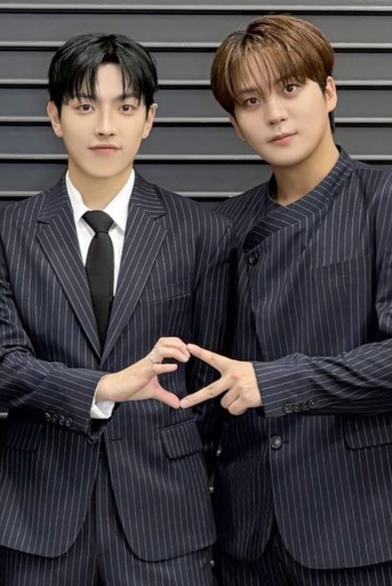 jonghoping's tweet photo. At least they.. tried to make a heart https://t.co/ERMnDp81UF