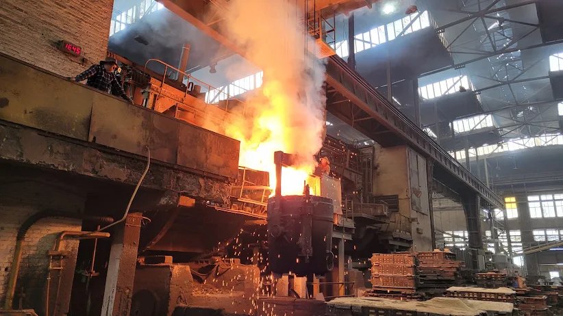 1wasatoMasao's tweet photo. 📉🏭Odlewnia Cema-Mystal w Myszkowie rozpoczęła zwolenia grupowe

🧑‍🏭To będzie koniec zakładu odlewniczego który kiedyś zatrudniał 4,5 tys osób

🏭W okresie PRLu zakłady metalurgiczne MYSTAL było nowoczesną odlewnią staliwa zatrudniając 4500 pracowników

🏭Po upadku komunizmu zakład produkował wysokospecjalistyczne odlewy staliwne I żeliwne o wadze od 50kg do aż 12 ton dysponował on zaawansowanymi piecami łukowymi i indukcyjnymi

🔩⚙️Zakład realizował zamówienia dla energetyki (zestawy mielące dla elektrowni) przemysłu maszynowego i okręgowego (odlewanie poprzecznic, głowic cylindrowych

⚡Niestety zaklad stracił rentowność zamówień głównie przez opłaty środowiskowe i ceny energii

📉🇮🇳🇺🇦Zakład zaczął przegrywać z konkurencją z zagranicy która nie funkcjonuje w tych samych warunkach, w poprzednim roku Indie zgarnęły kontrakt za 16 mln zł na zestawy mielące dla sektora energetyki, Ukraina duże kontrakty górnicze za 4 mln zł, oraz konkurencja z Turcji i Chin zgarnia milionowe kontrakty na odlewy hutnicze i koksownicze które produkuje zakład

📉🧑‍🏭Teraz zakład zwalnia ostatnie 70 osób pracujących w zakładzie i planuje zakończenie działalności, teraz aż do grudnia 2026 będzie trwał 3 miesięczny okres przejściowy a załoga nadal przychodzi do pracy, daje to małe ale jednak światełko w tunelu, przemysł ciężki na to do siebie że ma gigantyczne obroty ale budowa od zera takiego zakładu jest praktycznie niemożliwa

🧑‍🏭Do końca 2026 wszyscy pracownicy otrzymają wypowiedzenie umowy o pracę