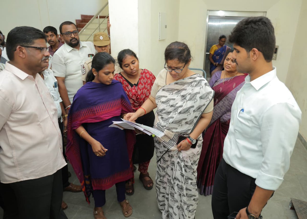 TNelectionsCEO's tweet photo. தலைமை தேர்தல் அதிகாரி /முதன்மை செயலாளர்,  திருமதி.அர்ச்சனா பட்நாயக். இ.ஆ.ப.,  அவர்கள் கன்னியாகுமரி மாவட்ட மின்னனு வாக்குப்பதிவு இயந்திர வைப்பறை பாதுகாப்பு செயல்பாடுகள் குறித்து காலாண்டு தணிக்கையை மாவட்ட தேர்தல் அதிகாரி மற்றும் மாவட்ட ஆட்சித்தலைவர், மற்றும் அங்கிகரீக்கப்பட்ட அரசியல் கட்சிகள் பிரதிநிதிகள் முன்னிலையில் 28-09-2026 அன்று மேற்கொண்டார்கள்.

@ECISVEEP  @DEO_KKI 

#KanyakumariDistrict #ElectionCommission #evm