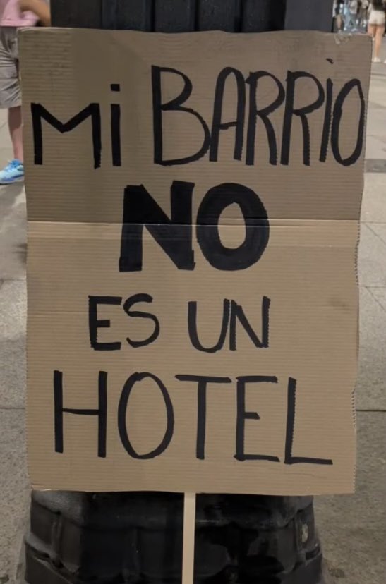 olgarodriguezfr's tweet photo. Y si en nuestros edificios meten pisos turísticos o de alquiler de “media temporada” (que son pisos turísticos porque no hay duración establecida por ley), nos afecta:

 Ruidos a deshoras, fiestas nocturnas, mayor desgaste de zonas comunes, más consumo de suministros en zonas compartidas, acceso frecuente de desconocidos, subida generalizada del precio del alquiler tradicional y escasez de oferta residencial estable