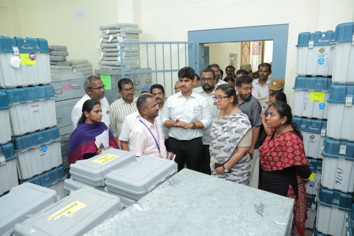 TNelectionsCEO's tweet photo. தலைமை தேர்தல் அதிகாரி /முதன்மை செயலாளர்,  திருமதி.அர்ச்சனா பட்நாயக். இ.ஆ.ப.,  அவர்கள் கன்னியாகுமரி மாவட்ட மின்னனு வாக்குப்பதிவு இயந்திர வைப்பறை பாதுகாப்பு செயல்பாடுகள் குறித்து காலாண்டு தணிக்கையை மாவட்ட தேர்தல் அதிகாரி மற்றும் மாவட்ட ஆட்சித்தலைவர், மற்றும் அங்கிகரீக்கப்பட்ட அரசியல் கட்சிகள் பிரதிநிதிகள் முன்னிலையில் 28-09-2026 அன்று மேற்கொண்டார்கள்.

@ECISVEEP  @DEO_KKI 

#KanyakumariDistrict #ElectionCommission #evm