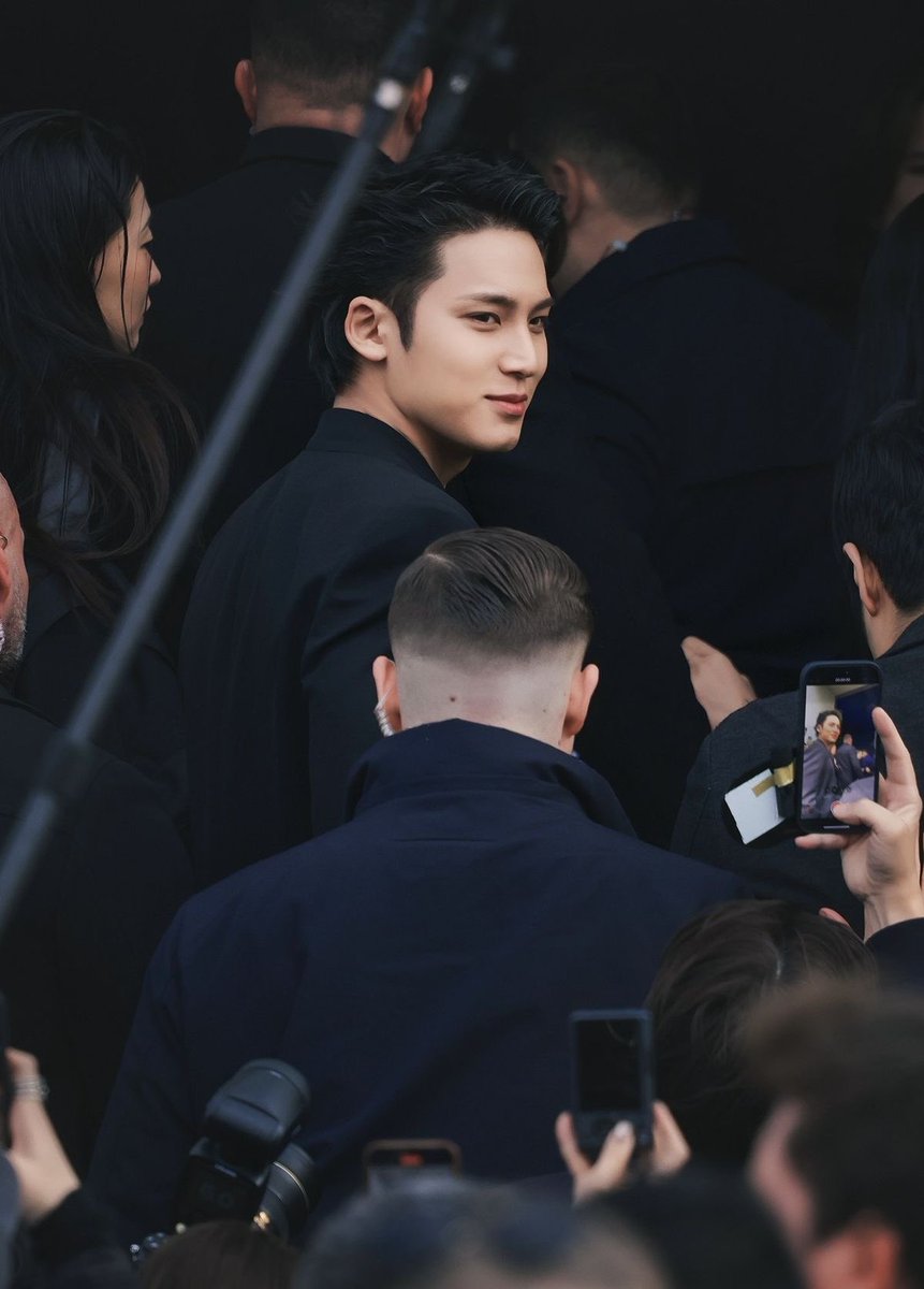 ausbycloud's tweet photo. When Worlds Collide
— a #minghyo ao3 fic
a CEO and a global superstar that are both tired from living under constant scrutiny.
attraction instantly becomes a mistake. mistake becomes a bad habit. bad habit that becomes a secret affair.
ao3 link: https://t.co/vtH0ES8t0A https://t.co/lEQ6JeVkVX