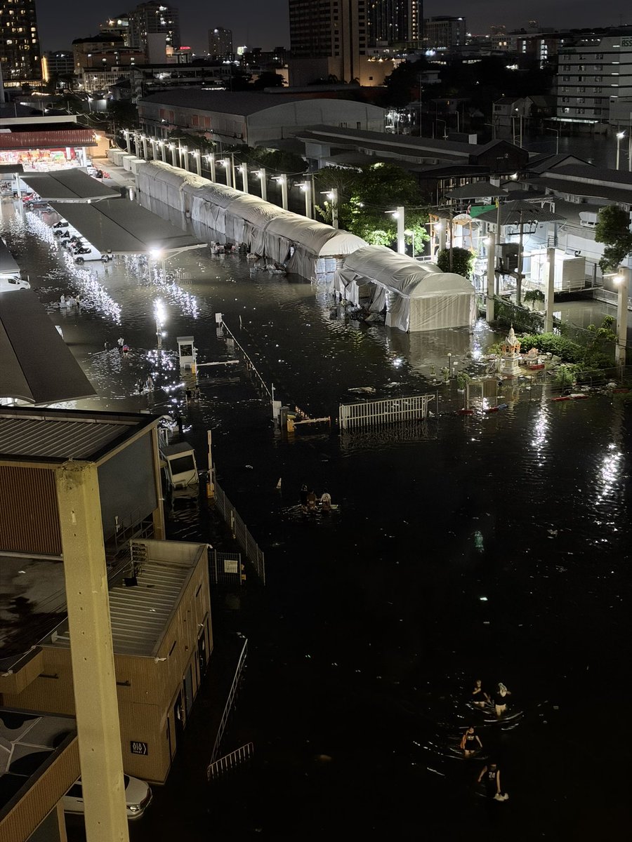 ttintodepth's tweet photo. 18.38 น. อัปเดตใกล้บริเวณแมคโคร - เดอะมอลล์ บางกะปิ - แยกแฮปปี้แลนด์ เราถ่ายจากด้านบน MRT คับผม
#น้ำท่วม https://t.co/HdtUnT7ATd