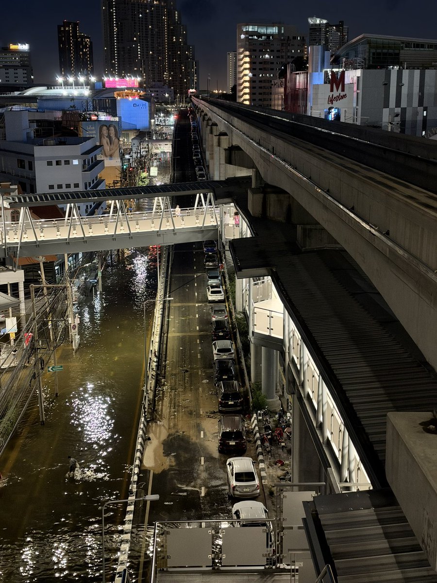 ttintodepth's tweet photo. 18.38 น. อัปเดตใกล้บริเวณแมคโคร - เดอะมอลล์ บางกะปิ - แยกแฮปปี้แลนด์ เราถ่ายจากด้านบน MRT คับผม
#น้ำท่วม https://t.co/HdtUnT7ATd