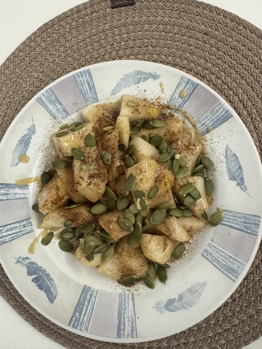 dogaaniirem's tweet photo. Sonbahar geldiyse en sevdiğim dörtlü armut , tahin, tarçın ve çiğ kabak çekirdeği 😋 uzun zamandır dikkat ediyorum yediklerime hala korumadayım çünkü vücudum kilo almaya meyilli ne kadar dikkat edersem o kadar iyi 💪 https://t.co/uxmELgJxcg