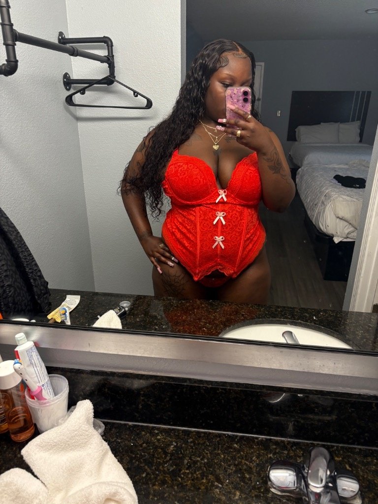 TootsieRolllzz's tweet photo. my mama always told me "blacker tha berry sweeta tha juice "🤪💋 https://t.co/G14T6b6Ks4