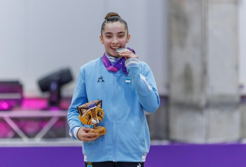 infobae's tweet photo. TIENE 16 AÑOS, GANÓ CINCO MEDALLAS EN LOS JUEGOS SURAMERICANOS Y HACE RIFAS PARA PODER COMPETIR EN EL MUNDIAL DE GIMNASIA

Tras ganar cuatro oros y una plata en los Juegos Suramericanos 2026, la gimnasta argentina Julieta Lucas reúne fondos para que su entrenador pueda acompañarla al Mundial de Rotterdam, en Países Bajos, debido a que algunos torneos cubren el traslado de la atleta, pero no los gastos de su equipo de trabajo.

A los 16 años, Lucas combina la preparación de alto rendimiento con la secundaria a distancia. El colegio le envía tareas, actividades y trabajos mediante una plataforma, mientras que las fechas de evaluación se adaptan a sus entrenamientos y viajes.

La deportista explicó en diálogo con Infobae Al Amanecer que las ayudas económicas disponibles no siempre completan el presupuesto necesario para competir. “En algunos torneos, si bien nos ayudan, algunos torneos no cubren toda la plata que hay que juntar”, afirmó.

Infobae 🔗https://t.co/9x07gu2T01
