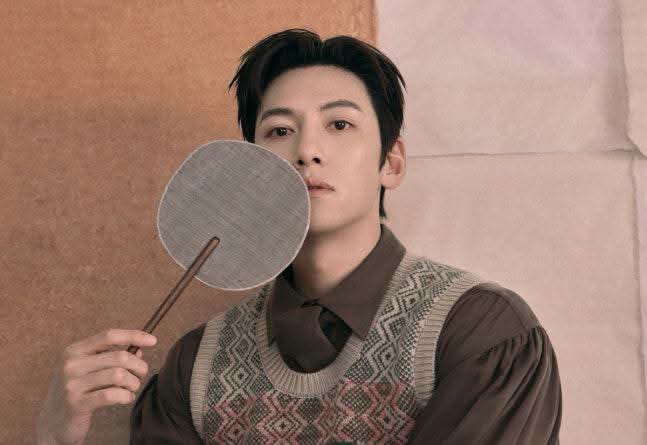 JCWPhilippines's tweet photo. [ARTICLE TRANSLATION]

In the earlier interview when asked about working with Director Jung Ji Woo, #JiChangWook shared:

"𝙏𝙝𝙚 𝙙𝙞𝙧𝙚𝙘𝙩𝙤𝙧 𝙬𝙤𝙪𝙡𝙙 𝙩𝙚𝙡𝙡 𝙢𝙚 "𝙩𝙝𝙞𝙨 𝙞𝙨 𝙜𝙤𝙤𝙙" 𝙖𝙣𝙙 𝙩𝙝𝙚𝙣 "𝙩𝙝𝙖𝙩 𝙞𝙨 𝙖𝙡𝙨𝙤 𝙜𝙤𝙤𝙙." https://t.co/AfGADpH5c9