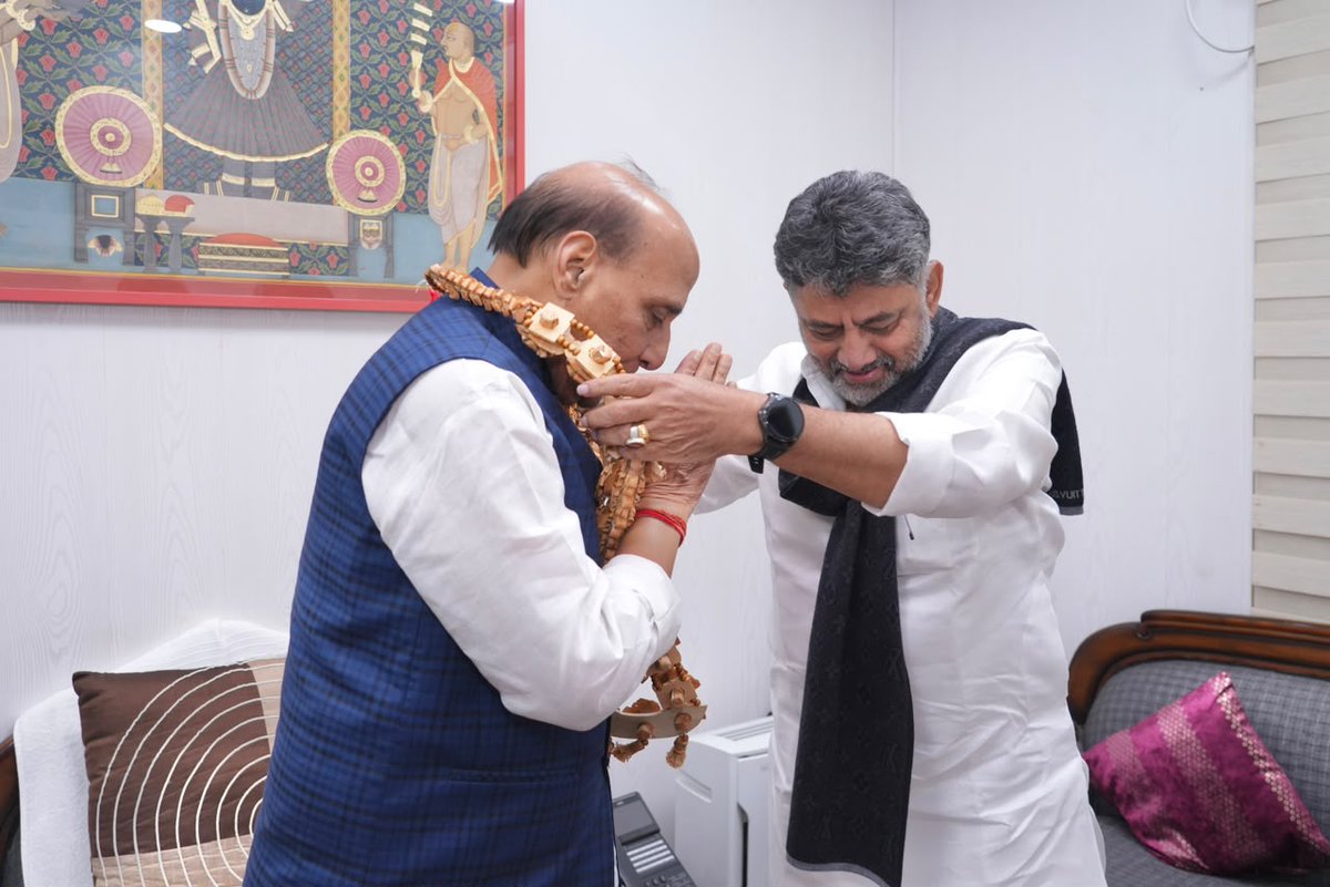 LoyalYashFan's tweet photo. cm dk shivakumar met defence minister rajnath singh in delhi.

MASTERMIND on duty. 😌🔥 https://t.co/BdwkXkpbIq