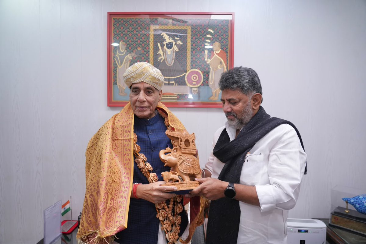 LoyalYashFan's tweet photo. cm dk shivakumar met defence minister rajnath singh in delhi.

MASTERMIND on duty. 😌🔥 https://t.co/BdwkXkpbIq