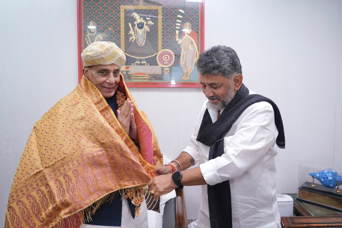 LoyalYashFan's tweet photo. cm dk shivakumar met defence minister rajnath singh in delhi.

MASTERMIND on duty. 😌🔥 https://t.co/BdwkXkpbIq