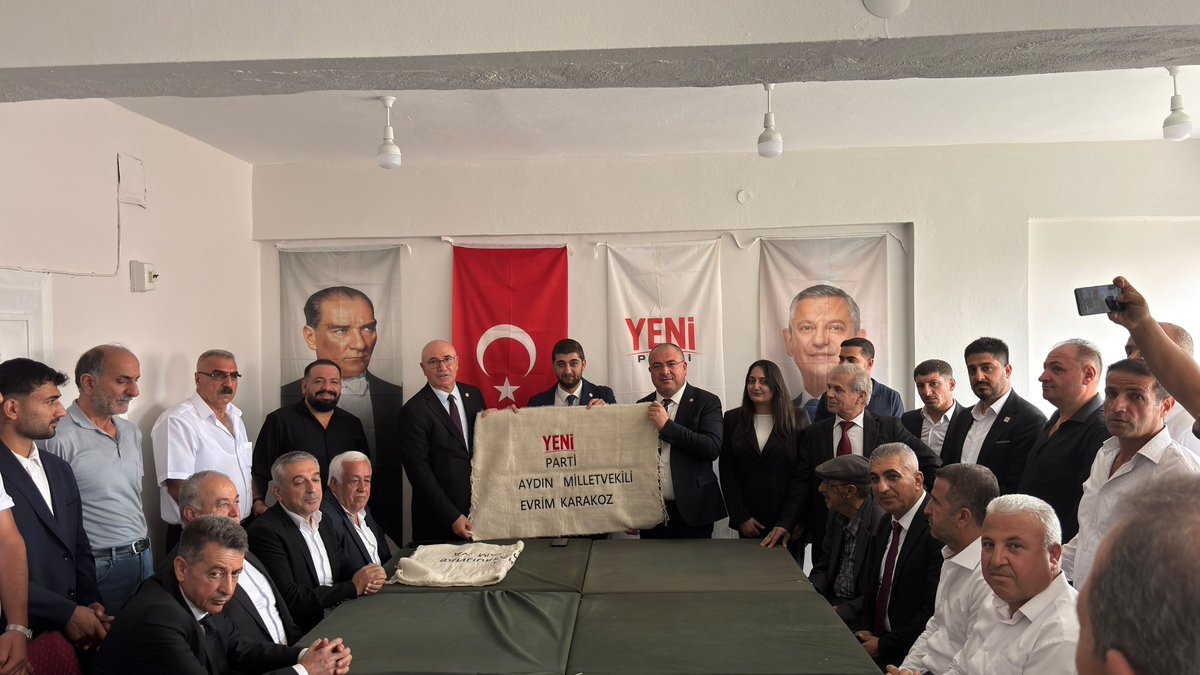 YENParti56's tweet photo. Sıcak bir karşılama

Yeni Parti Milletvekillerimiz @MTanal ve @EvrimKarakoz ‘u parti binamızda ağırladık 

Siirt’te güzel bir başlangıç için hep birlikte, omuz omuza ❤️ https://t.co/2Itj3z8uyS