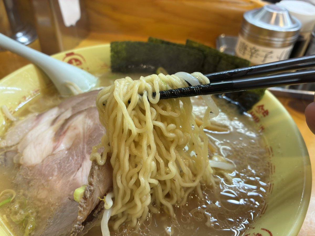 hiroaki16f's tweet photo. 本日の晩御飯
吉祥寺
ホープ軒本舗
特製中華そば
中華そばといえば透き通った醤油をイメージするが、ここの中華そばは背脂豚骨醤油ラーメンです!
スープは、全然しつこくなくとてもあっさりしたスープで驚きました！
テーブルに置いてある唐華をかけると味変になりこれまた美味しい!
#吉祥寺
#中華そば https://t.co/SD2XEFqRCt