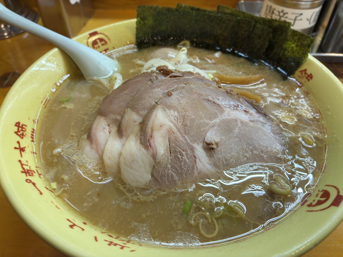 hiroaki16f's tweet photo. 本日の晩御飯
吉祥寺
ホープ軒本舗
特製中華そば
中華そばといえば透き通った醤油をイメージするが、ここの中華そばは背脂豚骨醤油ラーメンです!
スープは、全然しつこくなくとてもあっさりしたスープで驚きました！
テーブルに置いてある唐華をかけると味変になりこれまた美味しい!
#吉祥寺
#中華そば https://t.co/SD2XEFqRCt