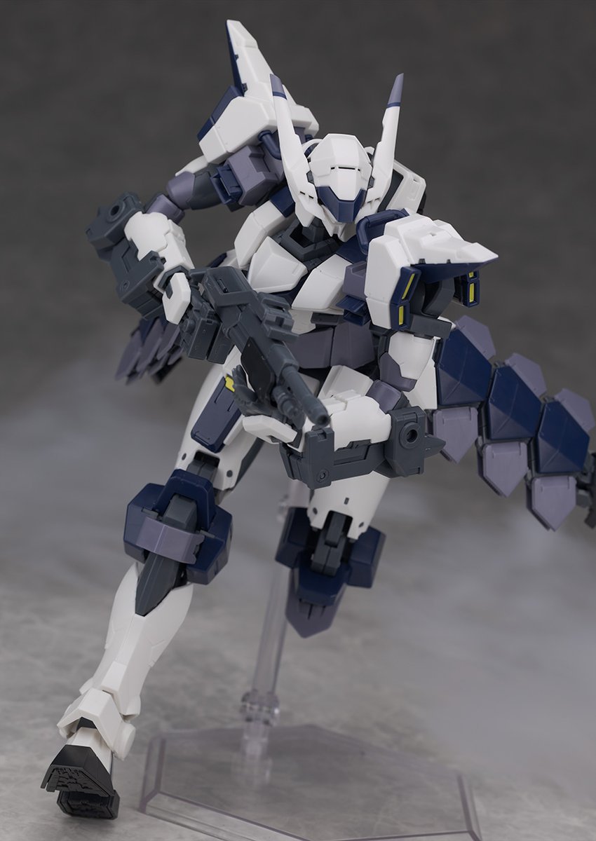 hoshimaruplamo's tweet photo. 「フルメタル・パニック！ Family」よりKADOKAWA PLASTIC MODEL SERIES アズール・レイヴンのレビューを公開しました。アーバレストの配色を引き継ぎつつも侍のようになった姿を1/48スケールで再現。アジャイル・スラスタの自由度も高く、組みやすく遊びやすいキットです。
https://t.co/9upC7uHC2e https://t.co/i2hYRp780b
