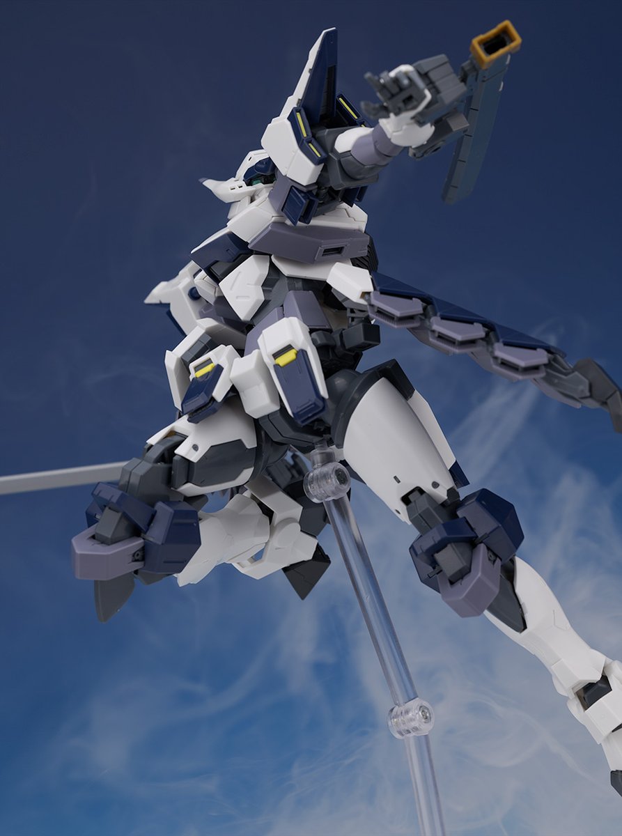 hoshimaruplamo's tweet photo. 「フルメタル・パニック！ Family」よりKADOKAWA PLASTIC MODEL SERIES アズール・レイヴンのレビューを公開しました。アーバレストの配色を引き継ぎつつも侍のようになった姿を1/48スケールで再現。アジャイル・スラスタの自由度も高く、組みやすく遊びやすいキットです。
https://t.co/9upC7uHC2e https://t.co/i2hYRp780b