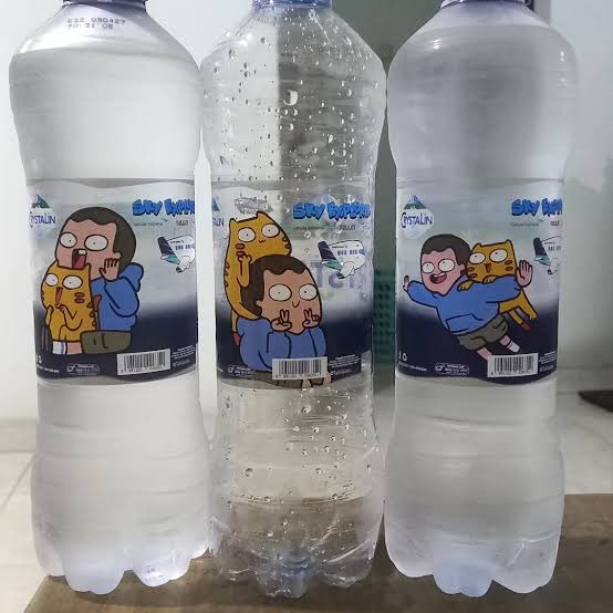 Nunanyagaon's tweet photo. Selain lebih murah dibanding yang lainnya, gue juga nyimpan sosok diair mineral ini 😖 https://t.co/eRBwWctDGC