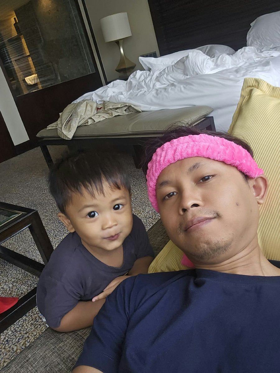 Mediyansr's tweet photo. gue pikir dulu pas punya anak mungkin akan banyak pressure, 
ternyata kalo kita paham maunya si kecil, senyumnya aja bikin pressure hilang. 
sekarang gue merasa pengen jadi best friendnya anak gw, kalo dia mau curhat, cerita apa aja, bahkan minta selfie bareng juga gue lakuin. https://t.co/rJY9nOJPxI