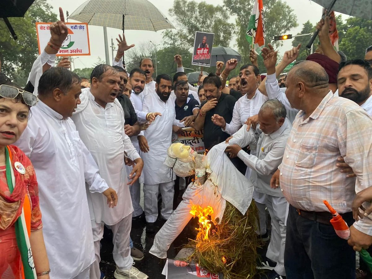prof_RajeshVaid's tweet photo. *भारी बरसात में 
आज *AICC के निर्देशानुसार* करनाल के *महात्मा गांधी चौक* पर मुख्य चुनाव आयुक्त *ज्ञानेश कुमार* के इस्तीफे की मांग को लेकर जोरदार *विरोध प्रदर्शन* कर उनका *पुतला फूंका*।

भारी बरसात के बावजूद सैकड़ों कांग्रेस कार्यकर्ता लोकतंत्र बचाने के लिए सड़कों पर डटे रहे। https://t.co/tG4E78frT4