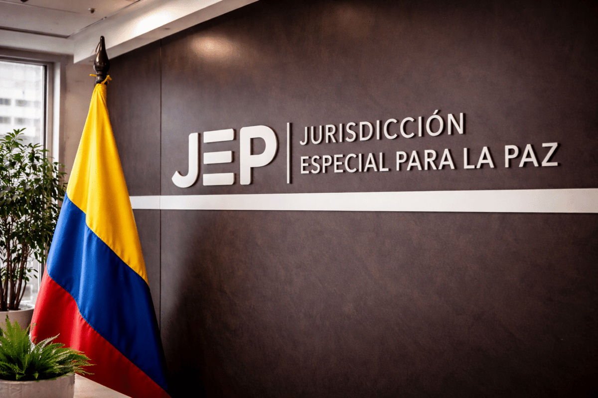 Horadelaverdad's tweet photo. #PRIMICIA #ENVIVO "🚨 ¿Quién está detrás de la sede de la JEP?

 La sede ya le ha costado $114.000 millones a los colombianos y ahora aparece un dato que prende las alarmas: detrás del inmueble figuran 18 empresas, 13 de ellas registradas en Delaware, Islas Vírgenes Británicas y Panamá.

⚠️ Y hay más: pese a que el edificio fue seleccionado porque supuestamente no requería adecuaciones, la JEP terminó gastando $3.300 millones en mobiliario, obras y salas de audiencia.

 ¿Quiénes están realmente detrás de esta propiedad?”"@MaclaPosada

¡Conéctese!

Escúchenos en:
YT
https://t.co/0pd56qdXLF