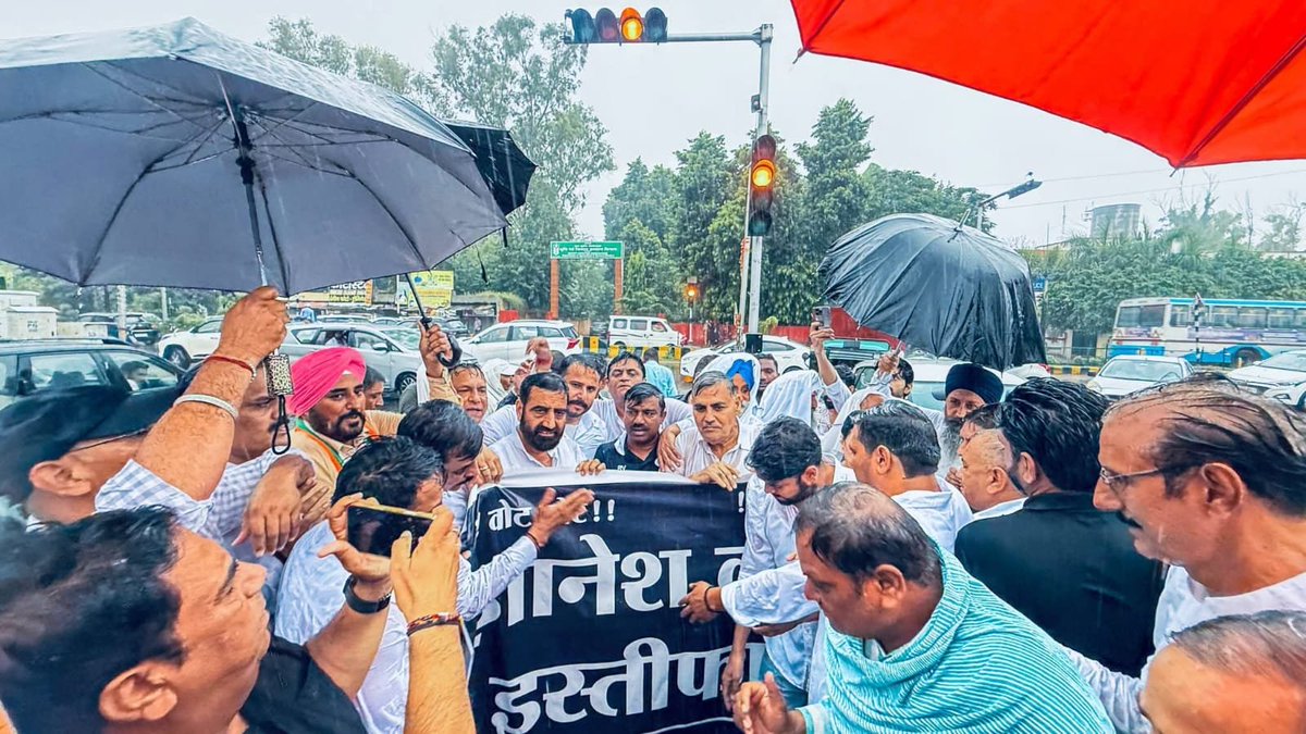 prof_RajeshVaid's tweet photo. *भारी बरसात में 
आज *AICC के निर्देशानुसार* करनाल के *महात्मा गांधी चौक* पर मुख्य चुनाव आयुक्त *ज्ञानेश कुमार* के इस्तीफे की मांग को लेकर जोरदार *विरोध प्रदर्शन* कर उनका *पुतला फूंका*।

भारी बरसात के बावजूद सैकड़ों कांग्रेस कार्यकर्ता लोकतंत्र बचाने के लिए सड़कों पर डटे रहे। https://t.co/tG4E78frT4