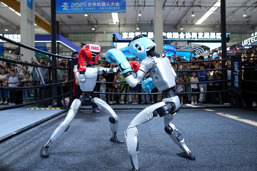 CEIS24060800's tweet photo. China is the world's largest industrial robot market, per IFR. 🤖
354,000 industrial robots in 2025.
59% of the global total.
Up 20% YoY.
 #China #Robotics #ChinaInNumbers 🔗https://t.co/eK5fbctqzO https://t.co/50WYRssZ94