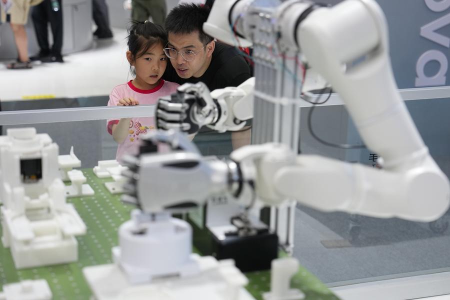 CEIS24060800's tweet photo. China is the world's largest industrial robot market, per IFR. 🤖
354,000 industrial robots in 2025.
59% of the global total.
Up 20% YoY.
 #China #Robotics #ChinaInNumbers 🔗https://t.co/eK5fbctqzO https://t.co/50WYRssZ94