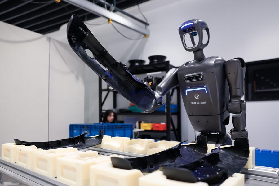 CEIS24060800's tweet photo. China is the world's largest industrial robot market, per IFR. 🤖
354,000 industrial robots in 2025.
59% of the global total.
Up 20% YoY.
 #China #Robotics #ChinaInNumbers 🔗https://t.co/eK5fbctqzO https://t.co/50WYRssZ94